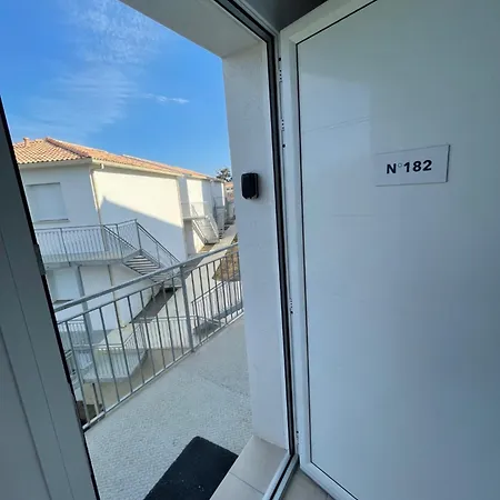 App. 2 P Design Zen Vue N182 Apartment